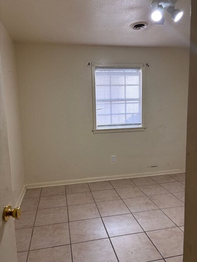 Building Photo - 1134 Autumn St