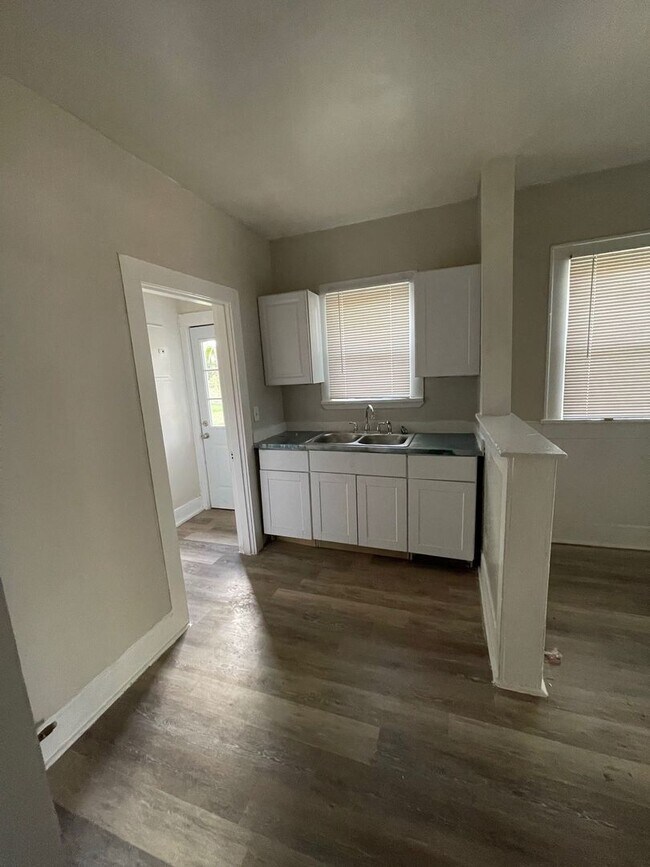 Building Photo - D&amp;G Ventures LLC-516/518 S. Nueces