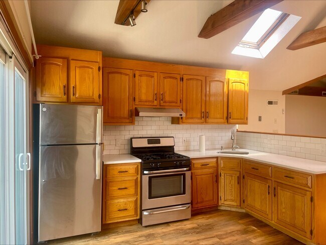 Kitchen - 86 Howard Ave