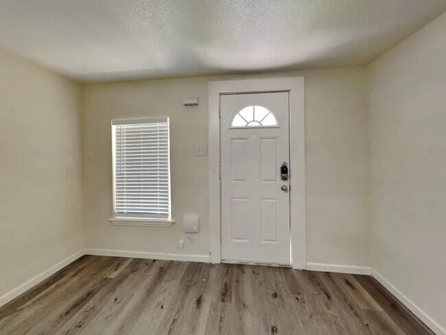 Foto del edificio - 5728 Kilpatrick Ave