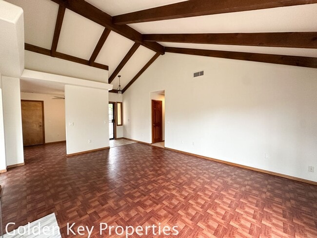 Foto del edificio - Single-level 4-Bedroom home on a large cor...