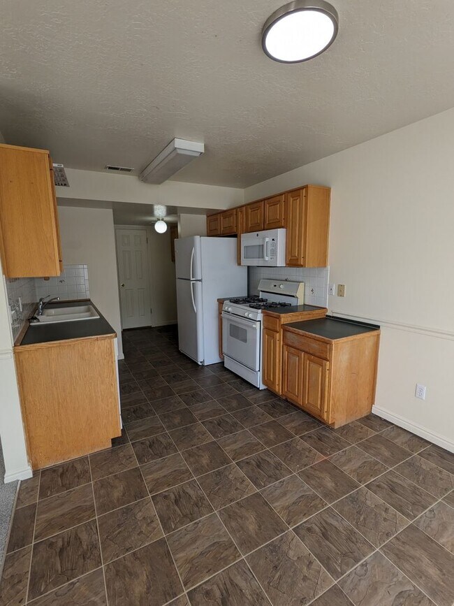 Foto del edificio - Layton 3 Bed Townhome with Garage & Fenced Yard – 2 Weeks Free!