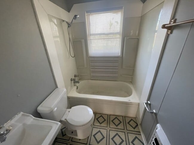 Foto del edificio - 3 bedroom, 1 bath