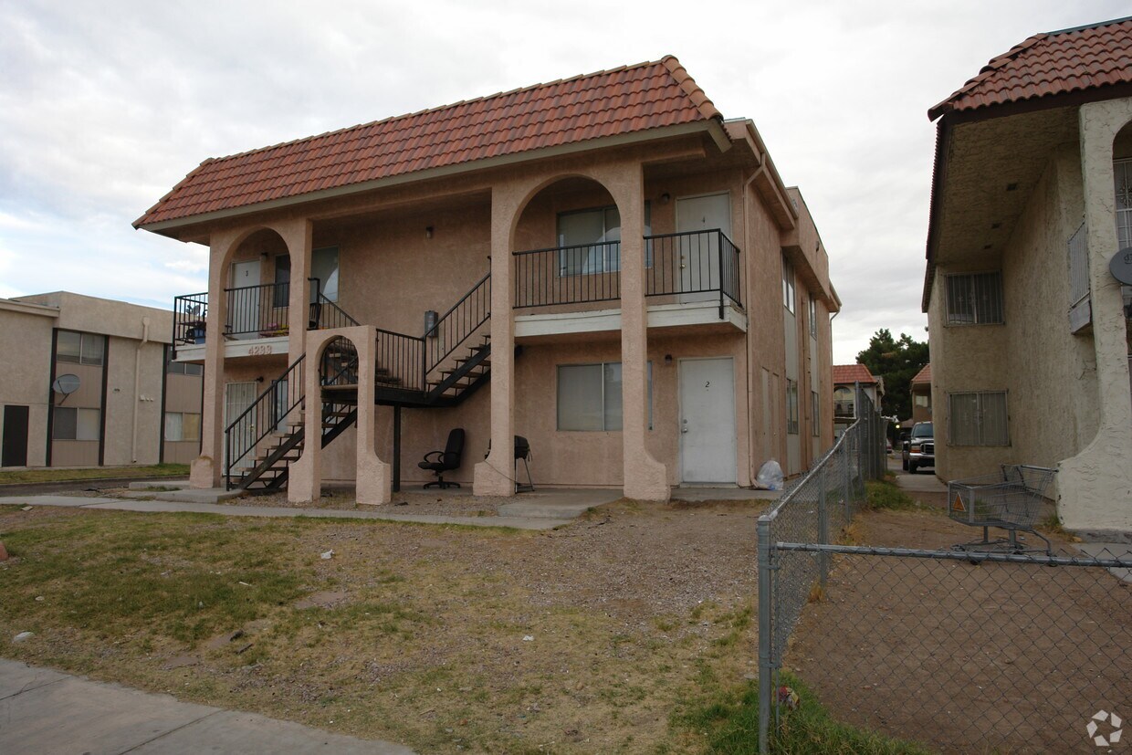 Foto del edificio - 4233 Stewart Ave