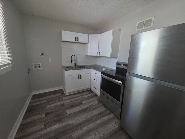 Foto del edificio - Charming & Light-Filled 2-Bedroom Duplex!