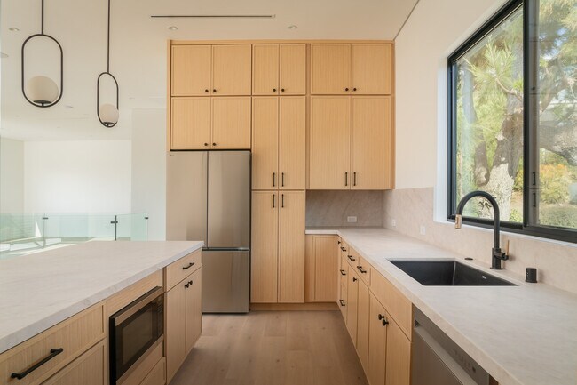 Foto del edificio - 1931 Sunset Plaza Dr