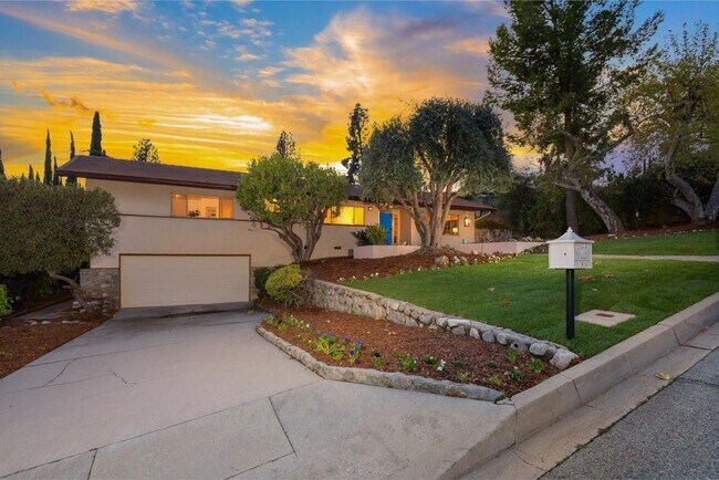 Foto del edificio - Mid-Century Home in Prime East Sierra Madr...
