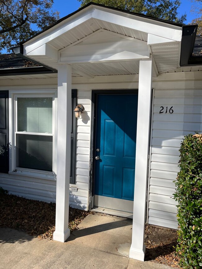 Building Photo - Remodeled 2 Bed, 2 Bath Duplex Unit in Kan...