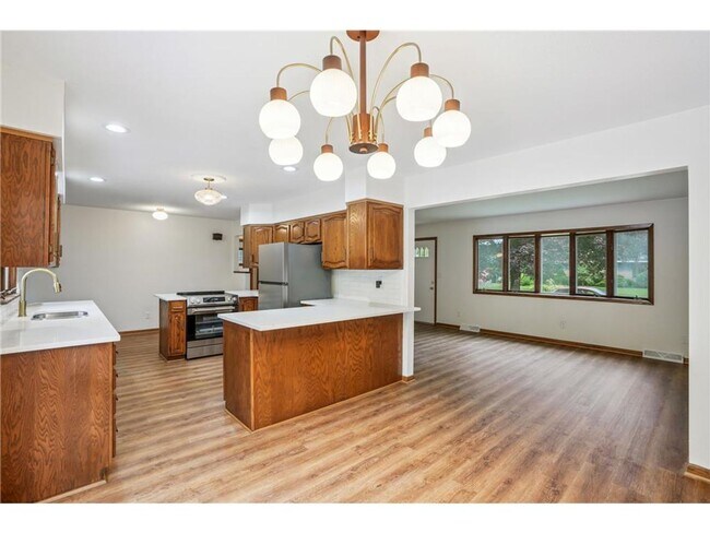 Foto del edificio - Spacious 4-Bed 3-Bath Home in Hudson - New...