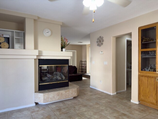 Foto del edificio - Beautifully Maintained Home Near Schools & Shopping!