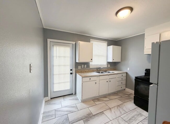 Building Photo - 2323 Spain St