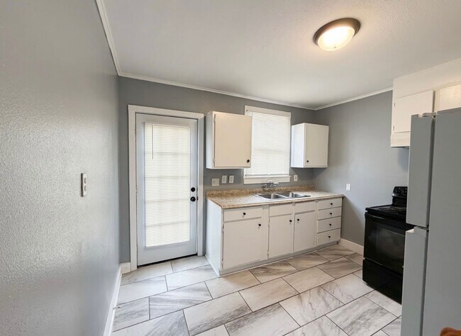 Foto del edificio - 2323 Spain St