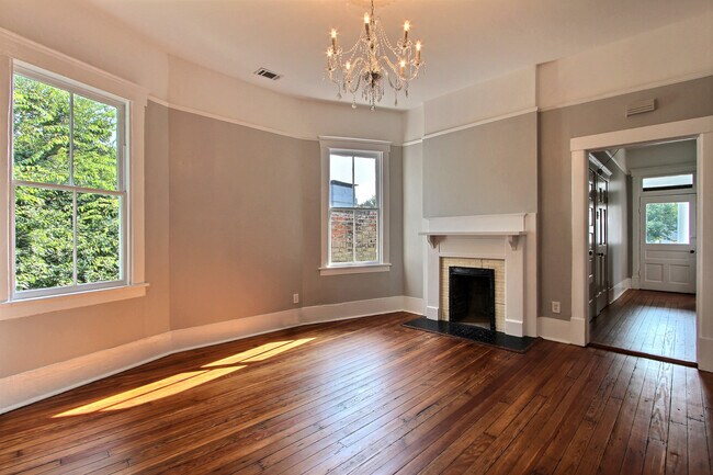 Living - 709 Barnard St