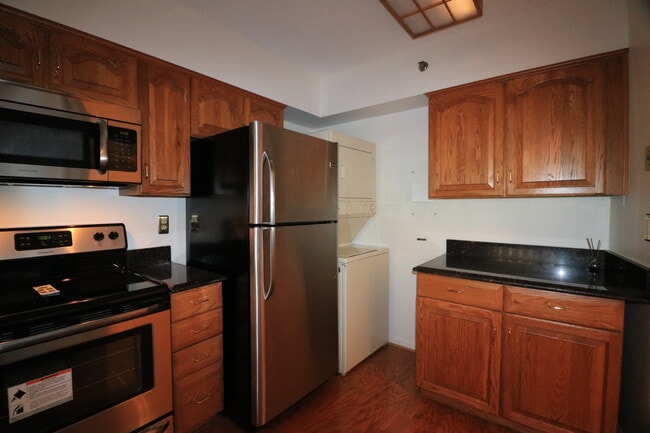 Building Photo - Classy 1/1 Convenience in Crystal City