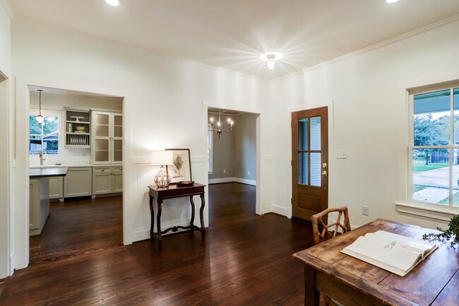 Building Photo - 138 Lakeview Dr