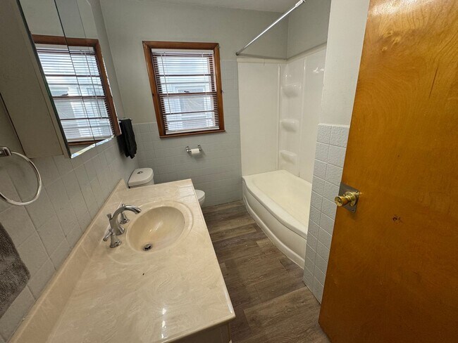 Foto del edificio - Home Sweet Hardwood: Charming 2 Bed/1 Bath...