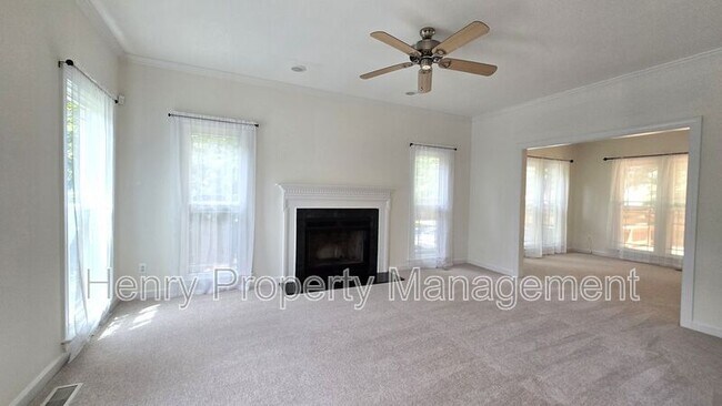 Building Photo - 206 W Hill Dr