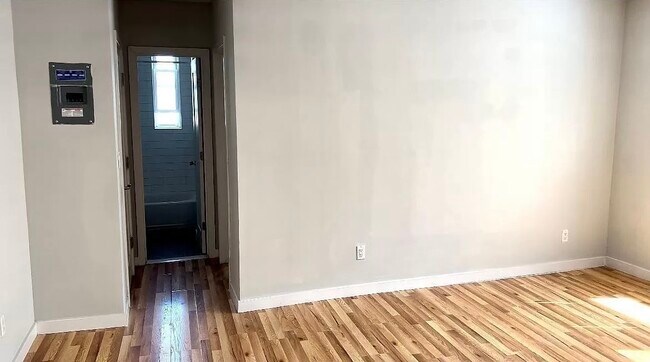 Foto del edificio - 223 E Broadway