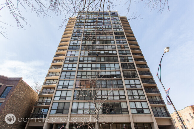 Building Photo - 1540 N La Salle Dr