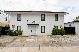 Building Photo - 618 NE 21st Ave