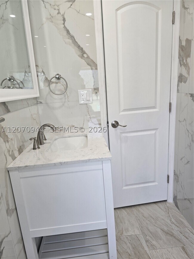 Foto del edificio - 260 NE 118th St