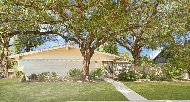 Foto del edificio - 5534 Loch Lomond Dr