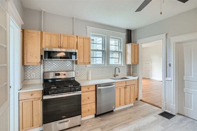 Building Photo - 325 3rd St