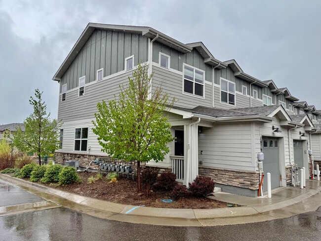 Building Photo - Wonderful End Unit 2 Bed/2.5 Bath Townhome...
