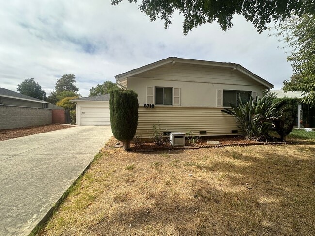 Photo - 3 Bedroom 2 Bathroom Home with Pool