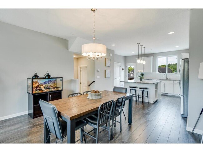 Building Photo - 585 Satori Way