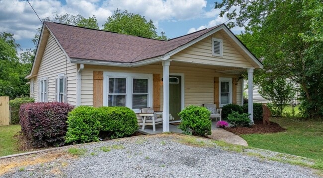 Building Photo - Charming 3BR House w/ Fenced Yard in Belmo...