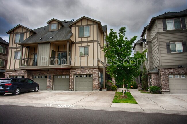 Building Photo - Stunning 2-Bedroom Townhouse with Access t...