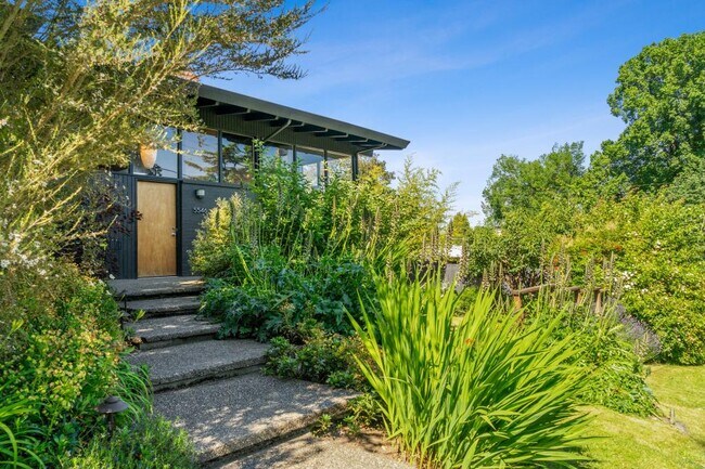 Foto del edificio - Marvelous Mid-Century Modern Seward Park H...