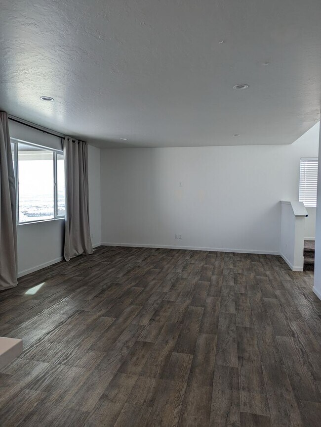 Building Photo - Beautiful 4 bedroom home in Saratoga Springs