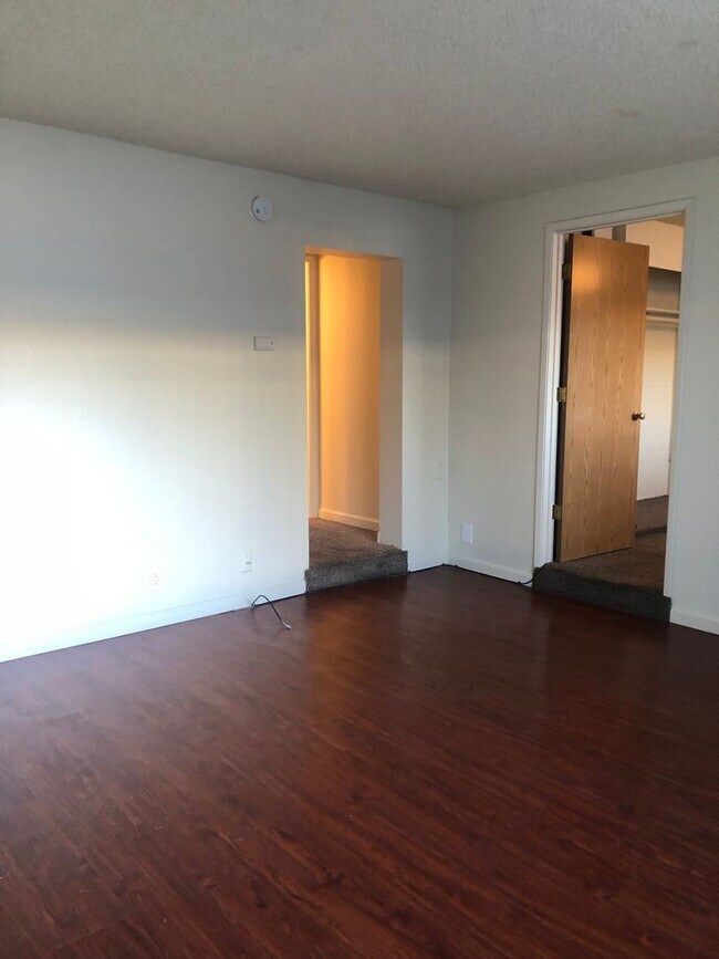Foto del edificio - LARGE DOWNSTAIRS 1 BED 1 BATH UNIT & PET FRIENDLY