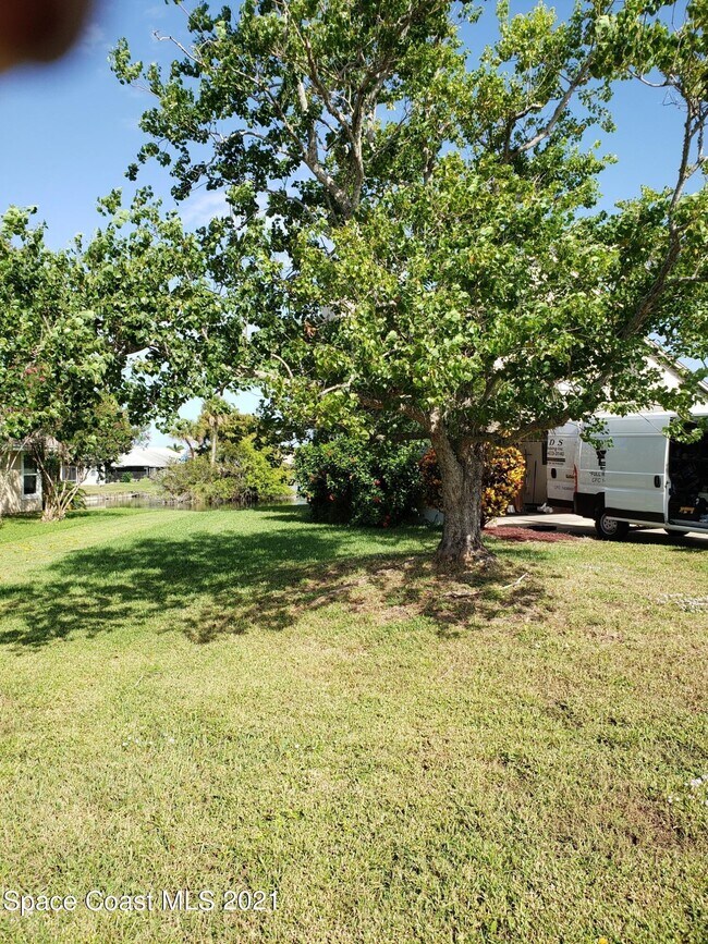 Foto del edificio - 2575 Palm Lake Dr
