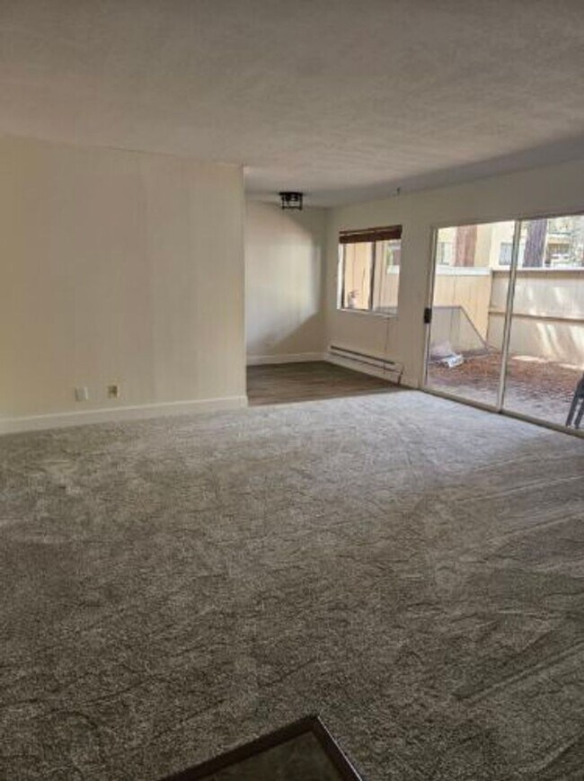 Foto del edificio - MOVE IN SPECIAL OFFERED! Remodeled 2 bedroom 1 bath condo in heart of Santa Clara
