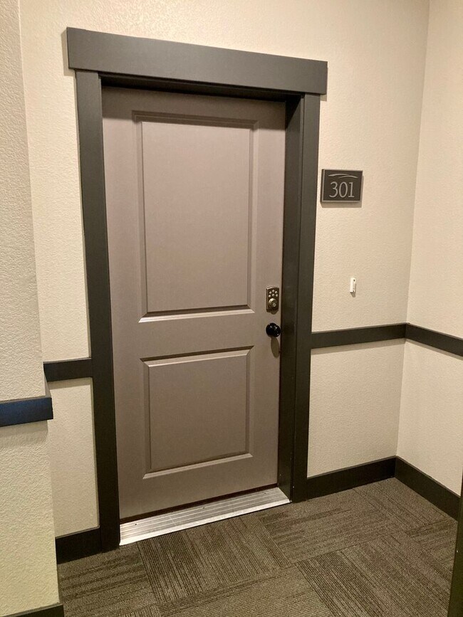 Foto del edificio - Spacious 3-Bed, 2-Bath Condo in the Desirable Rigden Farm Area