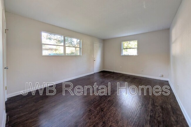 Foto del edificio - 6836 Jack Horner Ln