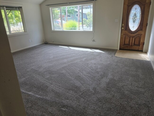Building Photo - 3 bed 2 bath Family Home for Rent in Grant...