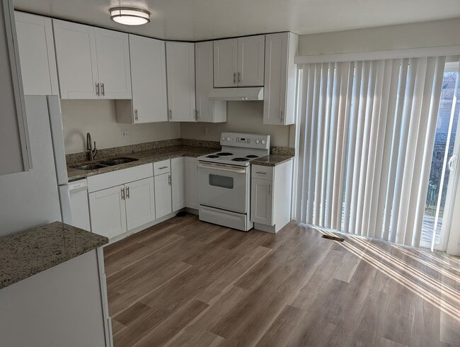 Foto del edificio - 3-Bedroom Twin Home with Private Backyard