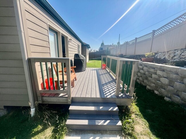Building Photo - Beautiful 3 Bed 2 Bath Dog Friendly with F...