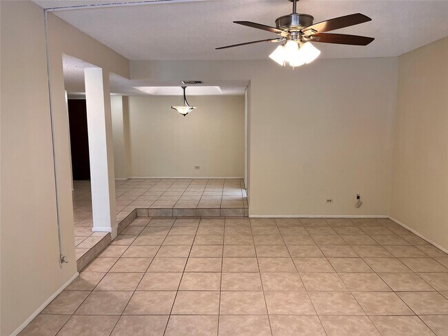 Building Photo - 3750 Inverrary Dr