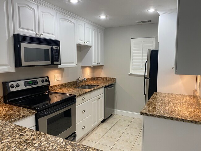 Foto del edificio - 14 Silver Hill Ln