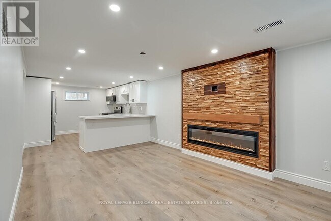 Building Photo - 66 E 41st St