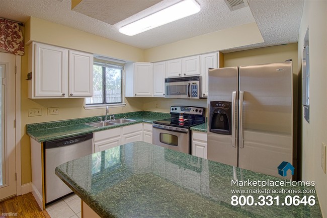 Building Photo - 402 Venetian Way