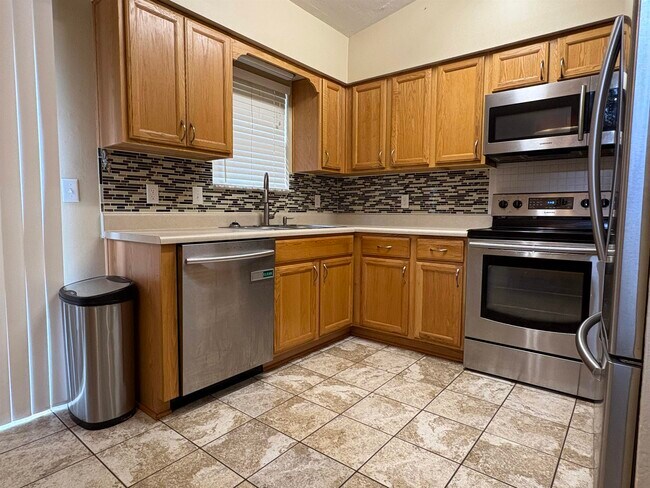 Building Photo - 733 Livingston Ct