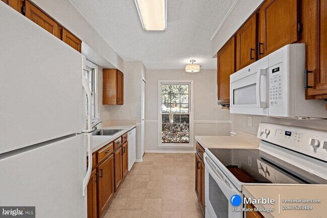 Building Photo - 3 br, 1.5 bath Townhome - 22348 Mayfield Ter