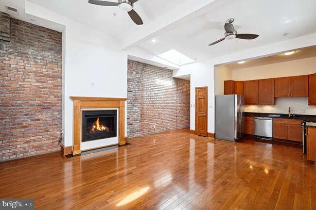 Building Photo - 1337 Girard St NW