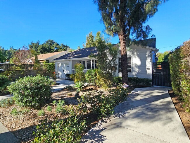 Foto del edificio - 2 Bedroom/2 Bathroom in Desirable Woodland Hills Neighborhood